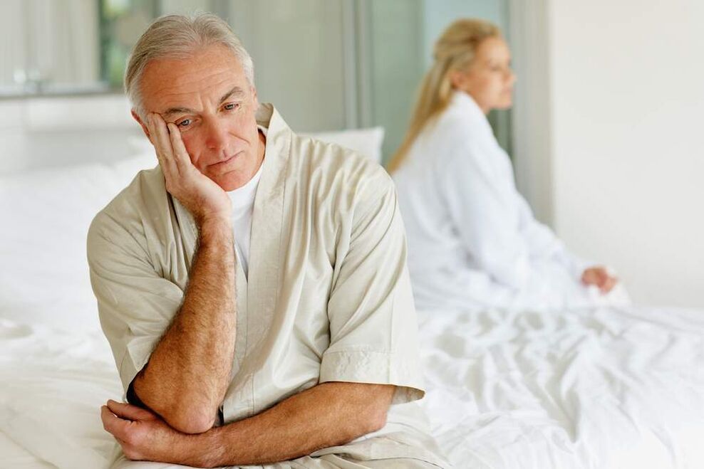 После 60 лет мужчина может страдать эректильной дисфункцией. 